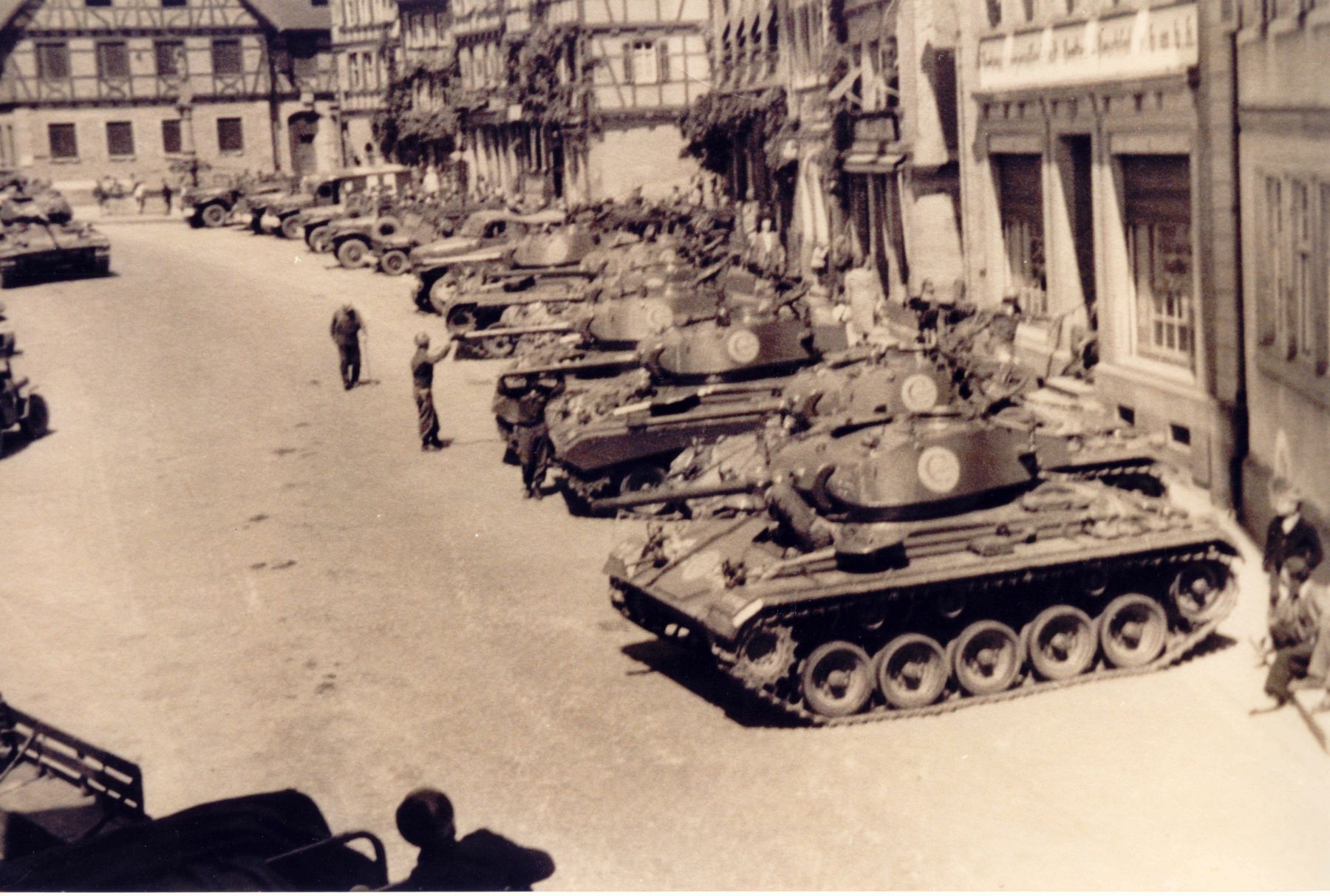 Der Marktplatz im Juli 1945: Amerikanische Truppen übernehmen Bretten 