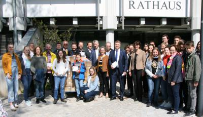 OB Martin Wolff und einige Sponsoren bei der Übergabe der gespendeten Bücher, Foto: Erik Böttcher