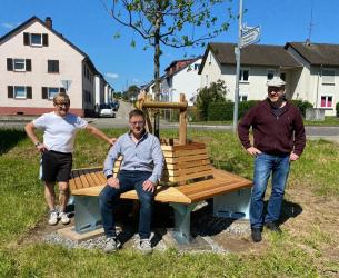 Peter Steiner (mitte), Hubert Becker (links) und Ortsvorsteher Torsten Müller (rechts) bei der Bankübergabe.