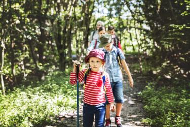 Wanderstiefel geputzt, Rucksack gepackt und raus ins Grüne. Bild: © Rawpixel.com, Adobe Stock