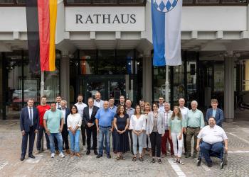 Neuer Gemeinderat mit Oberbürgermeister Wolff und Bürgermeister Nöltner vor dem Brettener Rathaus