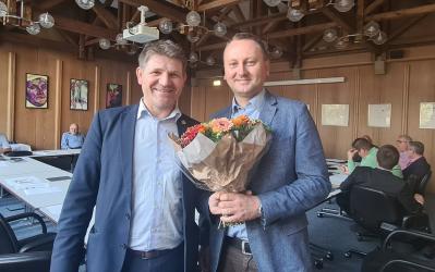 Bürgermeister Michael Nöltner gratuliert Simon Bolg