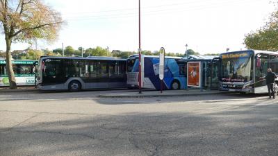 Alle Stadtbusse treffen sich am Zentralen Omnibusbahnhof, so dass Fahrgäste von einer Haltestelle zur anderen mit maximal einem 