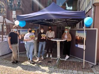 Die Jugendgemeinderäte vor ihrem Infostand.