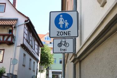 Foto: Susanne Maske / Stadt Bretten BU: Die Verkehrszeichen, wie hier in der Amtsgasse in Bretten, besagen: Fußgängerzonen sind 