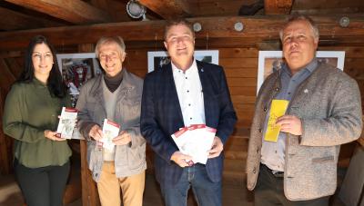 Museumsleiterin Linda Obhof mit Stadtvogt Peter Dick, Oberbürgermeister Martin Wolff und Kulturamtsleiter Bernhard Feineisen