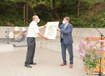 Oberbürgermeister Martin Wolff überreicht Wolfgang Mees sein Geschenk.