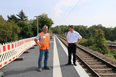 Bürgermeister Nöltner und Marc Leis, Leiter der Bahnmeisterei Menzingen bei der Haltestelle Schulzentrum