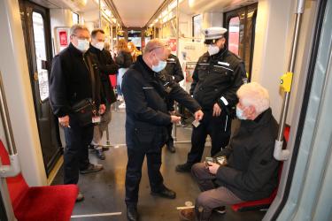 Georg Reinacher (Mitte) von den Verkehrsbetrieben Karlsruhe beim Überprüfen der 3G-Nachweise und beim Abgleich der Personalien. 