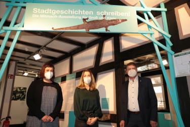 Sarah Dolde, Museumsleiterin Linda Obhof und Bürgermeister Martin Wolff freuen sich, die Sonderausstellung "Stadtgeschichte schr