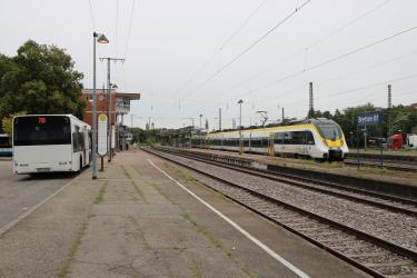 Auf dem ist der Brettener Bahnhof sowie Gleise und ein Zug zu sehen.