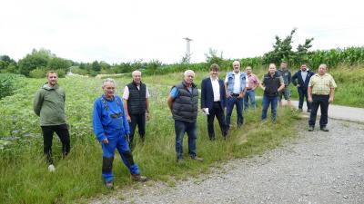 Matthias Pittinger, Stadtverwaltung, die Landwirte Torsten Fundis, Helmut Bechtold, Richard Ciepielewski, Bürgermeister Michael 