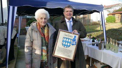 Oberbürgermeister Martin Wolff überreichte Lotte Grauer ein Bild mit dem Stadtwappen.