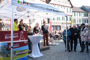 Obstbaumverlosung auf dem Brettener Marktplatz