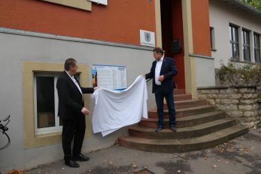 Bei der Enthüllung: Ortsvorsteher Frank Kremser und Oberbürgermeister Martin Wolff geben die Dürrenbüchiger Infotafel für die Öf