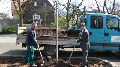 Symbolisch setzten Bürgermeister Michael Nöltner (rechts) und Antonio Lima von der Firma Weiland Garten- und Landschaftsbau den 