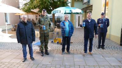 BU: (v.l.) Bezirksgeschäftsführer Volker Schütze, der Feldwebel vom Bundeswehrstandort Bruchsal Lothar Falk, Alt-Oberbürgermeist