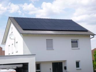 Haus mit Photovoltaik-Anlage auf den Dach