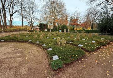 Erneuerte Soldatengräber-Grabtafeln auf dem Friedhof Bretten