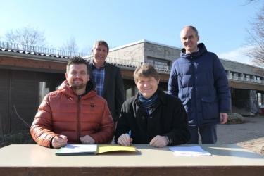 SO.LE-Geschäftsführer Marcel Lehmayer, Kai de Bortoli, Bürgermeister Michael Nöltner und Hauke Wolter (von links) bei der Vertra