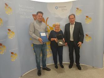 Alexander Kipphan, Heidemarie Leins und Martin Knecht mit der Auszeichnung für die Stadt Bretten