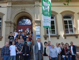 Oberbürgermeister Wolff hisst die Fiedensflagge