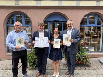 VHS-Programm präsentiert: Kulturamtsleiter Bernhard Feineisen, BM Michael Nöltner, VHS-Leiterin Caroline Traut, OB Nico Morast