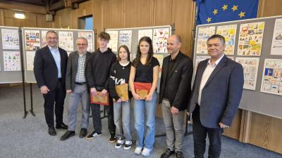 Oberbürgermeister Nico Morast und die Delegation aus Bellegarde gratulierte den drei Preisträgerinnen und Preisträgern Malte Zitterbart (Platz 1), Anna Krebs (Platz 2) und Maria Dugandzic (Platz 3) zu ihren Leistungen. (Foto: Marcel Winter/Stadt Bretten) Preisverleihung für Comicwettbewerb mit Preisträgern