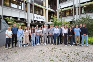 Zahlreiche neue Gesichter haben bei der Stadt Bretten eine Ausbildung, ein Freiwilliges Soziales Jahr (FSJ), ein Praktikum oder eine Beschäftigung aufgenommen. (Foto: Gülçin Onat/Stadt Bretten) Ausbildungsstart 2025 bei der Stadt Bretten
