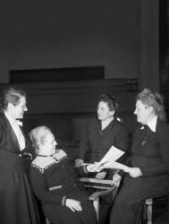 Foto von den Politikerinnen Frieda Nadig, Elisabeth Selbert, Helene Weber und Helene Wessel. Die Frauen sind in ein Gespräch vertieft und haben Dokumente in der Hand. © Betsand Erna Wagner-Hehmke, Stiftung Haus der Geschichte der Bundesrepublik Deutschland, Bonn