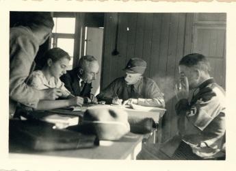 Stadtbaumeister Gumbel bei der Unterzeichnung des Vertrags zur Übernahme des DAF-Barackenlagers in Büchenau, das ab Oktober 1942 in Bretten zur Unterbringung von Zwangsarbeitern („Ostarbeitern“) diente (Foto: Stadtarchiv Bretten) Stadtbaumeister Gumbel bei der Unterzeichnung des Vertrags zur Übernahme des DAF-Barackenlagers in Büchenau