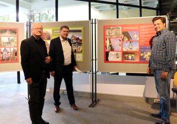 Kreisarchivar Bernd Breitkopf, Oberbürgermeister Martin Wolff und Stadtarchivar Alexander Kipphan vor der Ausstellung im Rathaus