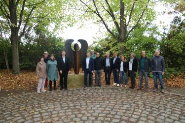 Auf dem Dürrenbüchiger Friedhof nahmen Ortsvorsteher Frank Kremser, OB Martin Wolff sowie der Ortschaftsrat und 