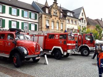 Historische Feuerwehrfahrzeuge auf dem Marktplatz in Bretten