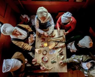 Mit gleich zwei Ausstellungseröffnungen lockt das Museum im Schweizer Hof. (Foto: Thomas Rebel/Leihgabe: Mühlhäuser Museen) Nachgestellte Szene aus Bauernkriegszeit 16. Jahrhundert mit gewandeten Menschen