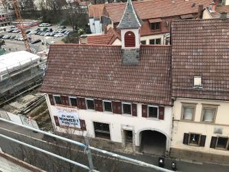 Gebäude Weißhofer Straße 39 mit Glockenturm auf dem Dach