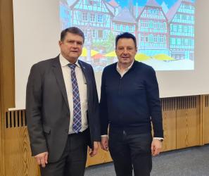Oberbürgermeister Martin Wolff und der neue Gölshausener Ortsvorsteher Timo Grahm