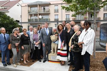 Das „Hundle“ hat nun auf dem wunderschönen „Place de Bretten“ in Longjumeau seinen Platz gefunden. Zum 40-jährigen Jubiläum reiste OB Martin Wolff in die Partnerstadt, wo er mit Bürgermeisterin Sandrine Gelot und den französischen Freunden das Hundle enthüllte. (v. l.) Michel Chartier, Eliane Magot, Elke Wolff, Martin Wolff, Sandrine Gelot, Gérald Duflot, Jérémy Martin und Marie-André Le Saôut Vertreter der Stadt Bretten und der Stadt Longjumeau stehen in der Stadt Longjumeau um die Stein-Skulptur des Brettener Hundles