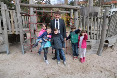 Bürgermeister Michael Nöltner mit den interessierten Kindern der Kindersprechstunde