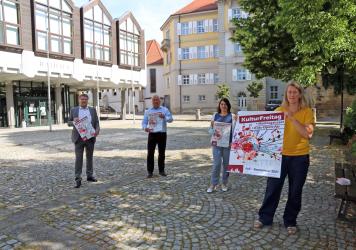 Pressetermin zum KulturFreitag vor dem Rathaus