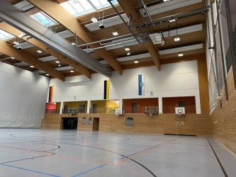 In der Wettkampfhalle wurde die Beleuchtung bereits auf LED umgerüstet. Nun folgt noch die Schulsporthalle. (Foto: Ellen Reinold/Stadt Bretten) Wettkampfhalle Hallensportzentrum mit neuer Beleuchtung