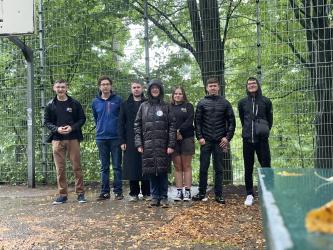 Der Brettener Jugendgemeinderat nahm den erweiterten Zaun beim Basketballplatz im Brückle in Augenschein.