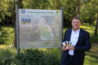 Oberbürgermeister Martin Wolff stellt das neue Wander-Booklet der Stadt Bretten vor. Foto: Stadt Bretten