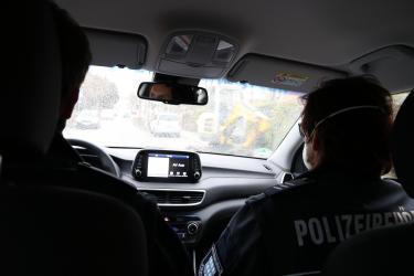 Zwei Gemeindevollzugsbedienstete bei den Kontrollfahrten.