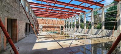 Einblick in die Jahnhalle, nachdem die Stahlträger für das künftige Dach angebracht wurden. (Fotos: Marcel Winter/Stadt Bretten) Richtfest Jahnhalle