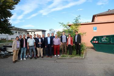 Gemeinsam mit Mitarbeitern aus der Verwaltung, Vertretern der Bau- und Planungsfirmen sowie Gemeinderäten und Abgeordneten gaben Oberbürgermeister Martin Wolff und Bürgermeister Michael Nöltner der Startschuss für die Arbeiten. (Foto: Gülçin Onat/Stadt Bretten) Startschuss Sanierung Jahnhalle