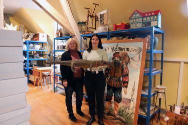 Museumsleiterin Linda Obhof und Mitarbeiterin Martina Beisel im Museumsdepot mit besonderen Exponaten wie einem Krokodil