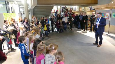   Oberbürgermeister Martin Wolff begrüßte die Kinder der Grundschule Bauerbach, deren Eltern, Lehrerinnen und Gäste zur Eröffnun