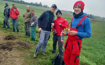 Jugendgemeinderäte und NABU auf einer Wiese beim Essen