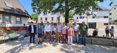 Stellvertretend für die Büchiger Bevölkerung wurde der neu gestaltete Platz von Ortsvorsteher und Ortschaftsräten, unter Beisein von Oberbürgermeister Martin Wolff und Bürgermeister Michael Nöltner, in Empfang genommen. (Foto: Marcel Winter/Stadt Bretten) Grünanlage in Büchig